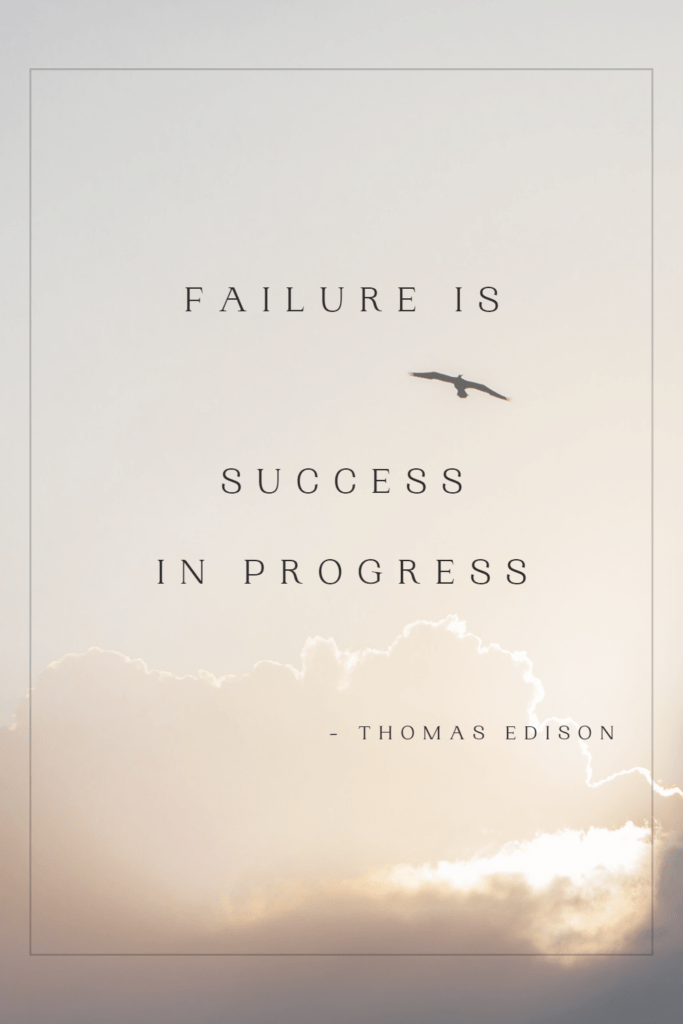 Inspirational Quote van Thomas Edison: Failure is Success in Progress, met op de achtergrond een vogel in de lucht.