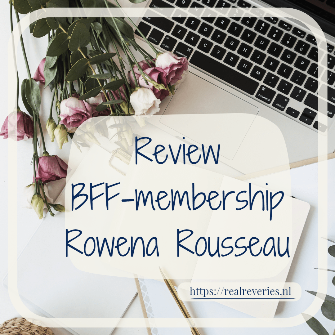Tekst zegt Review BFF-membership Rowena Rousseau met op de achtergrond roze rozen bij een laptop
