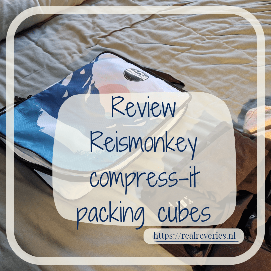 Instagram picture voor de review van Reismonkey compress-it packing cubes met op de achtergrond de reistassen met compressierits in gebruik