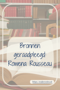 Tekst zegt "Bronnen geraadpleegd: Rowena Rousseau" met op de achtergrond studieboeken.
